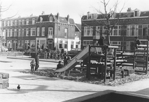 502944 Gezicht op de speelplaats aan het Koekoeksplein te Utrecht, met op de achtergrond de huizen aan de Havikstraat.